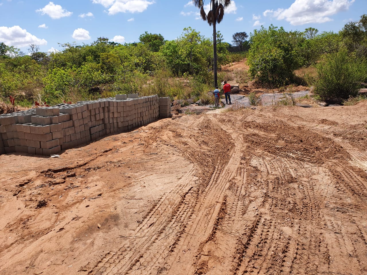 Presidente da Câmara Municipal acompanha construção de ponte molhada no córrego forquilha.